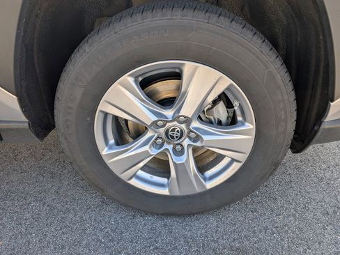 Used 2022 Toyota RAV4 LE AWD/4WD image 11
