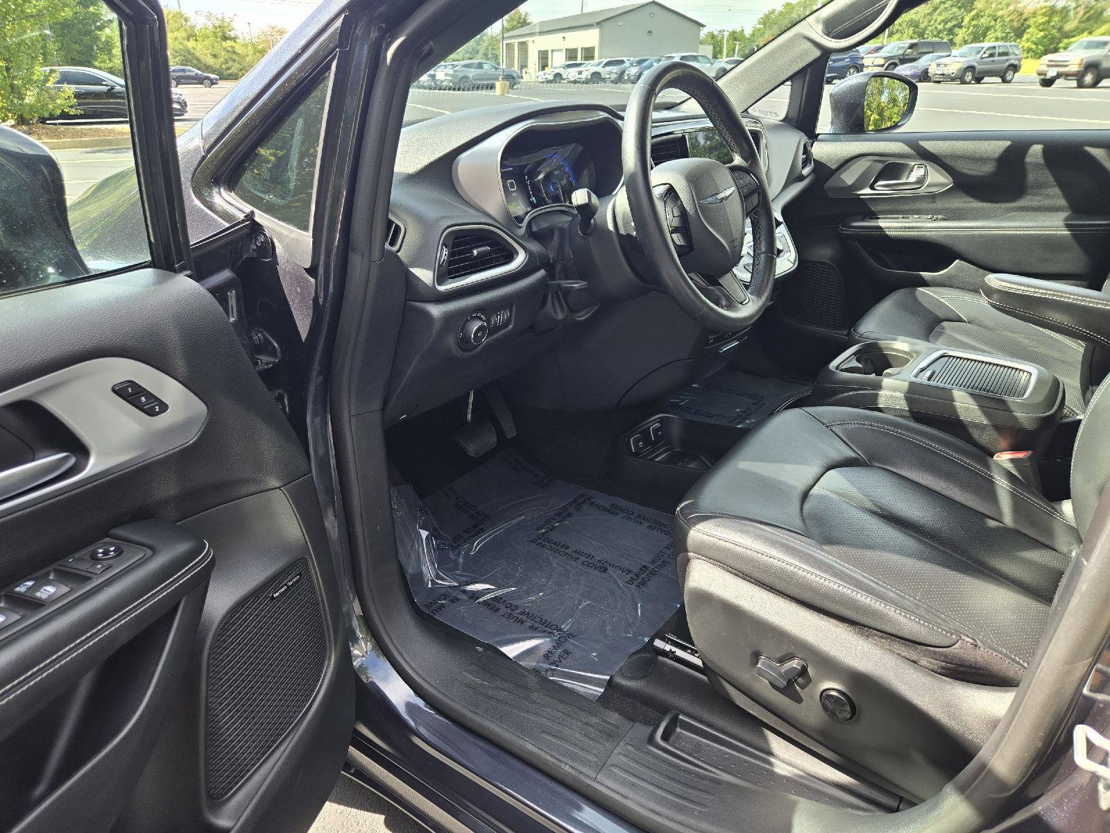 Used 2020 Chrysler Pacifica Touring-L Plus FWD image 11