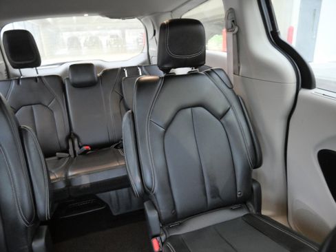 Used 2024 Chrysler Pacifica Touring-L image 14