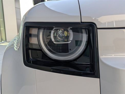 New 2026 Land Rover Defender 110 X-Dynamic SE image 10