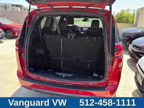 Used 2025 Chrysler Pacifica Limited FWD image 10
