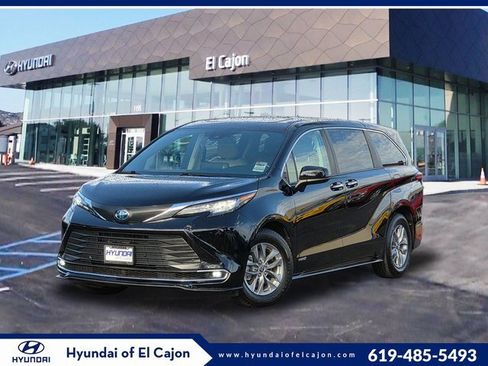 Used 2021 Toyota Sienna XLE image 1