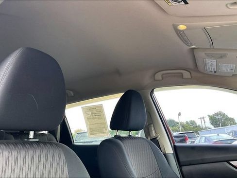 Used 2019 Nissan Rogue SV FWD image 25