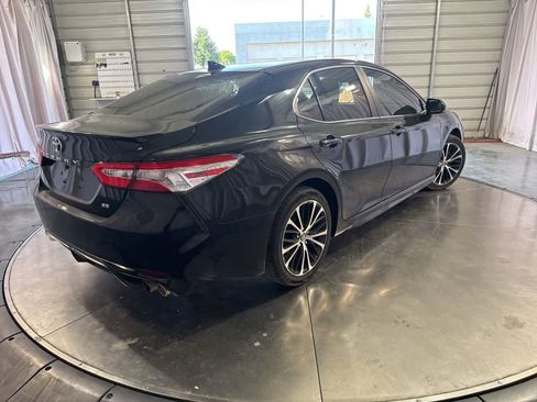 Used 2020 Toyota Camry SE w/ Carpet Mat Package FWD image 5