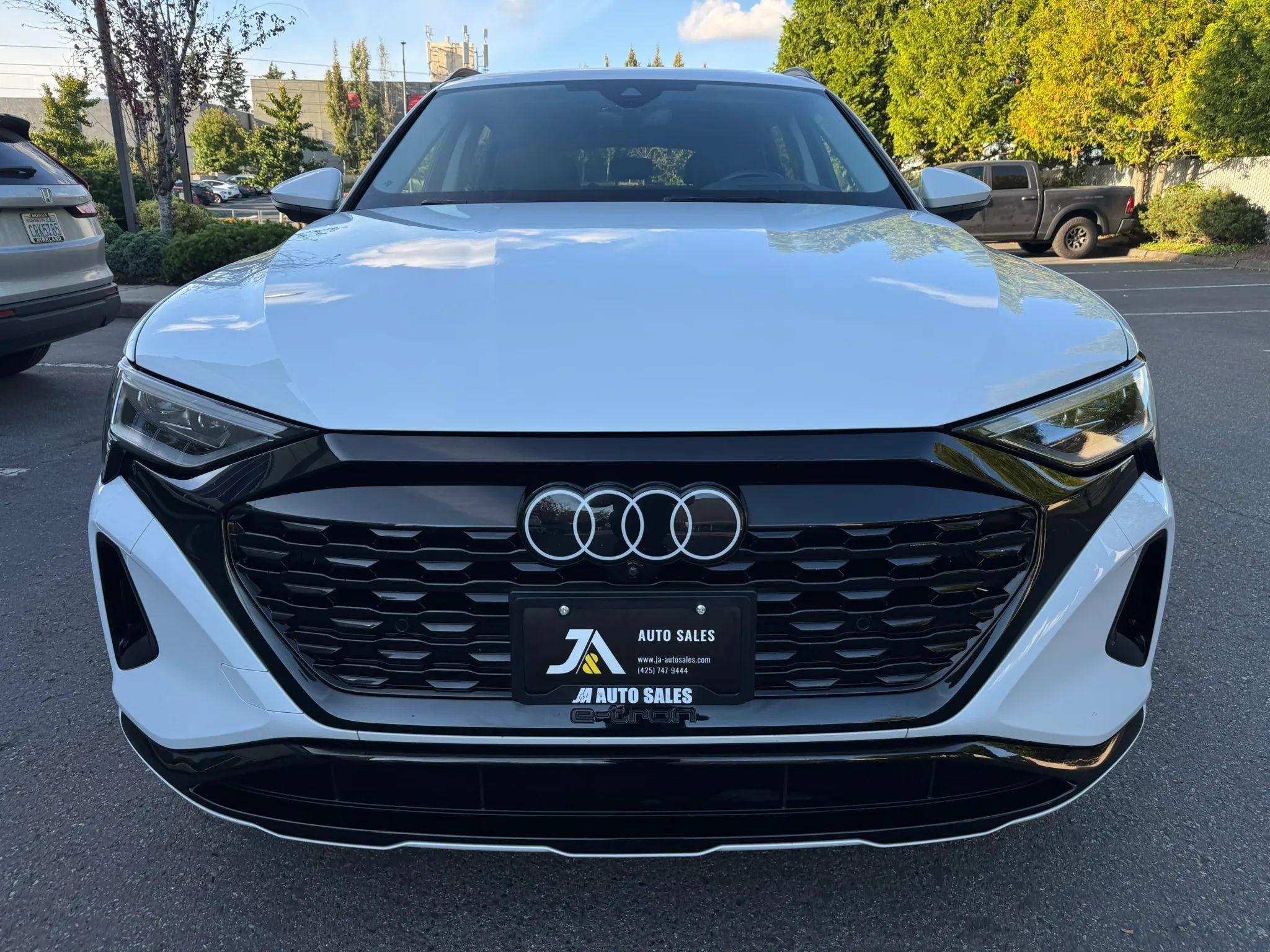 Used 2024 Audi Q8 e-tron Prestige w/ Prestige Package AWD/4WD image 3