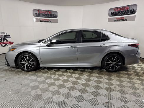Used 2023 Toyota Camry SE FWD image 6