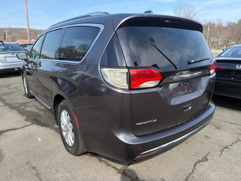 Used 2019 Chrysler Pacifica Touring-L FWD image 11