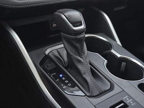 Used 2021 Toyota Highlander XLE image 22