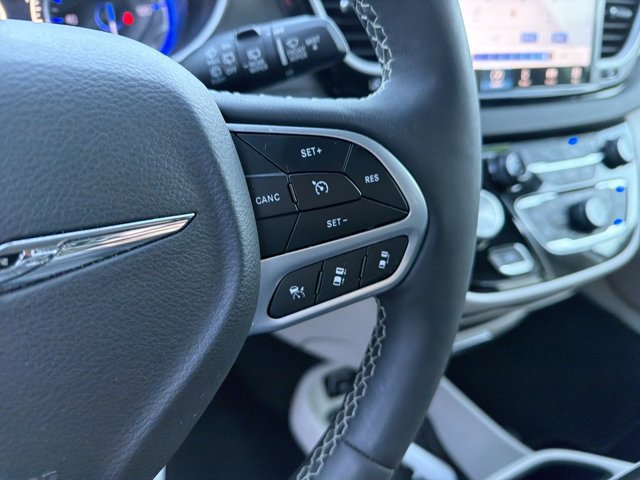 Used 2024 Chrysler Pacifica Touring-L FWD image 19