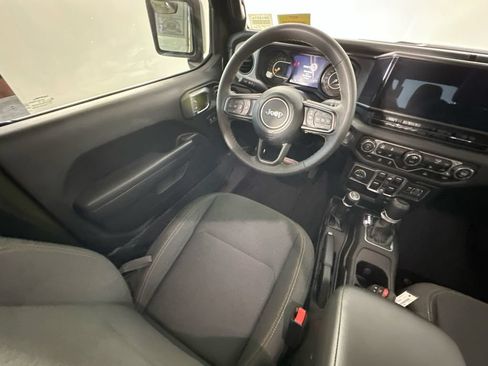 Used 2024 Jeep Gladiator Sport AWD/4WD image 9