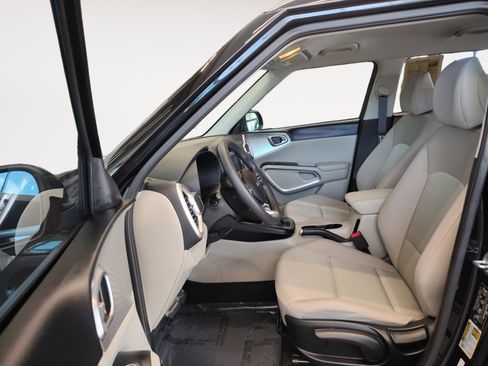 Used 2023 Kia Soul LX w/ LX Technology Package FWD image 24