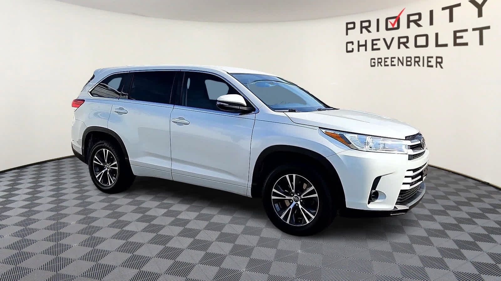 Used 2017 Toyota Highlander LE FWD image 2
