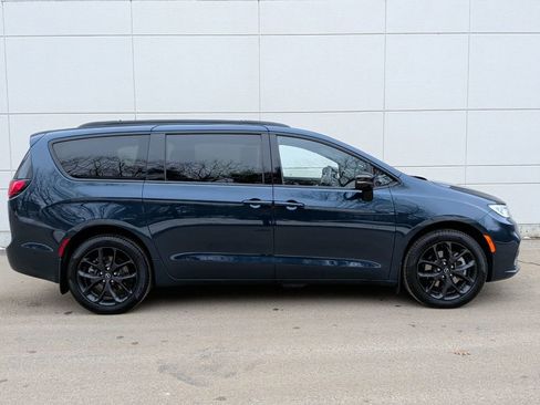 Used 2025 Chrysler Pacifica Limited w/ Uconnect Theater Family Group image 5