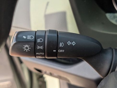 Used 2019 Toyota RAV4 XLE FWD image 25