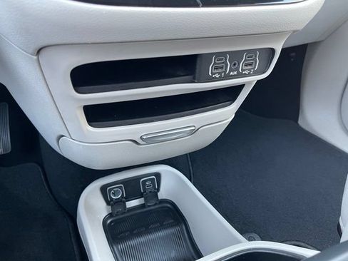 Used 2021 Chrysler Pacifica Touring-L FWD image 12