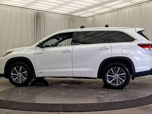 Certified 2018 Toyota Highlander XLE AWD/4WD image 2