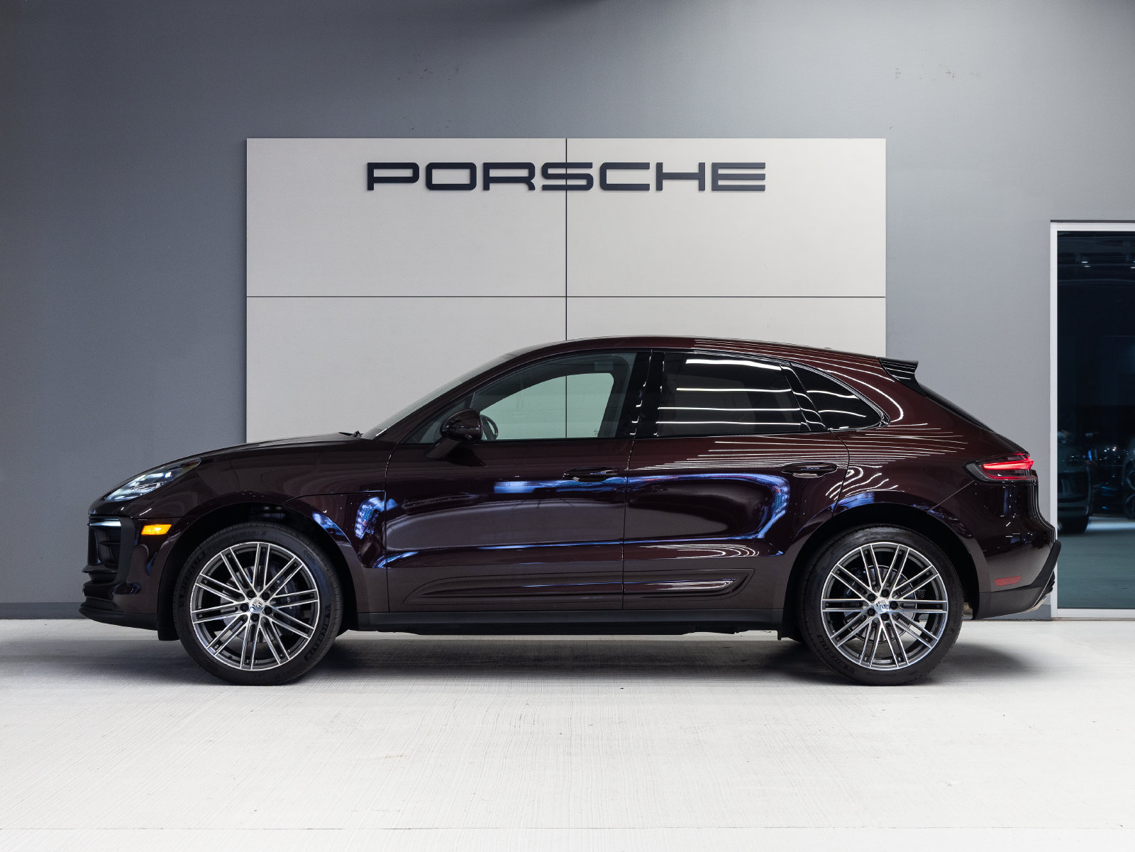 Certified 2024 Porsche Macan AWD/4WD image 2