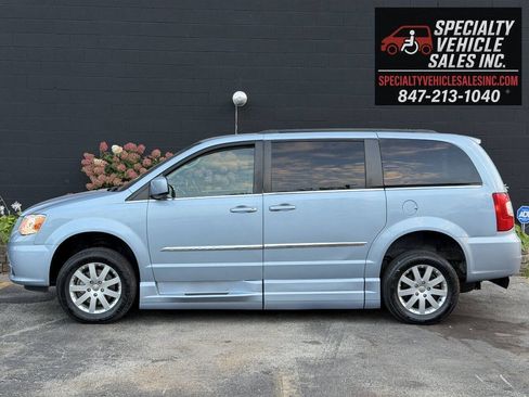 Used 2013 Chrysler Town & Country Touring FWD image 7