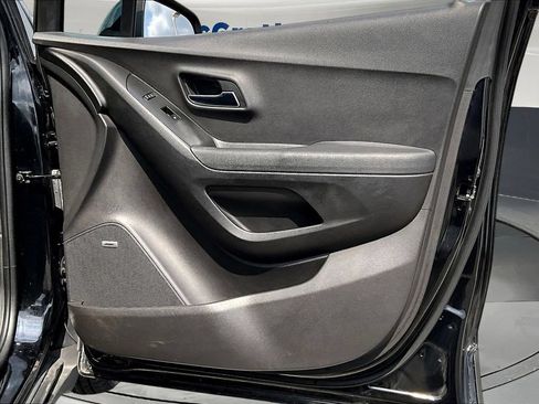 Used 2017 Chevrolet Trax LT w/ Sun & Sound Package FWD image 30