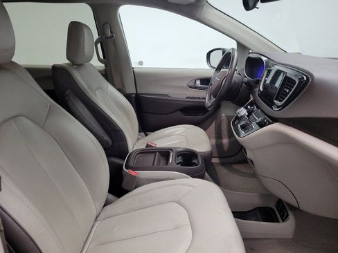 Used 2017 Chrysler Pacifica Touring-L w/ Tire & Wheel Group image 21