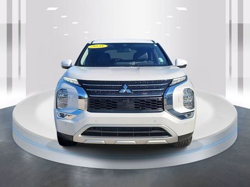Used 2025 Mitsubishi Outlander SE image 2