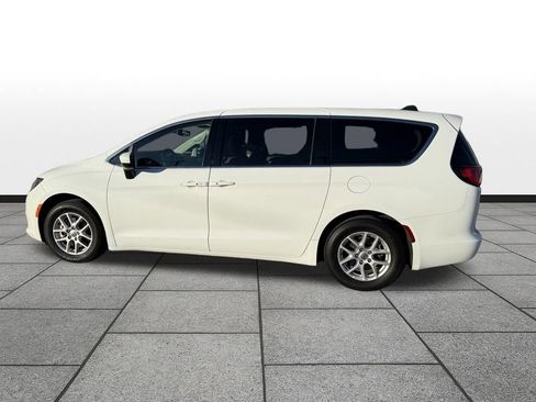 Used 2023 Chrysler Voyager LX image 8