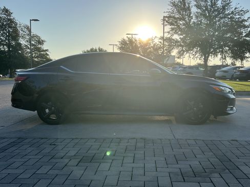 Used 2022 Nissan Sentra SR w/ Midnight Edition FWD image 10