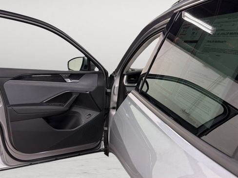 Certified 2025 Volkswagen Tiguan SE AWD/4WD image 14