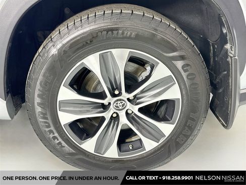 Used 2022 Toyota Highlander XLE AWD/4WD image 32