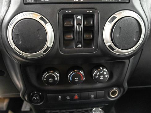 Used 2018 Jeep Wrangler Unlimited Sahara image 27