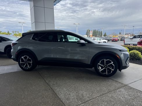 New 2026 Chevrolet Equinox EV LT image 3