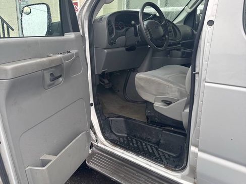 Used 2007 Ford E-150 and Econoline 150 E 150 XLT 3dr Passenger Van image 11