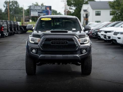 Used 2016 Toyota Tacoma TRD Sport AWD/4WD image 3