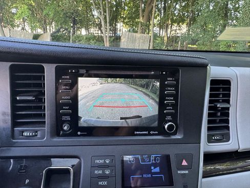 Used 2018 Toyota Sienna XLE w/ XLE Navigation Package AWD/4WD image 21