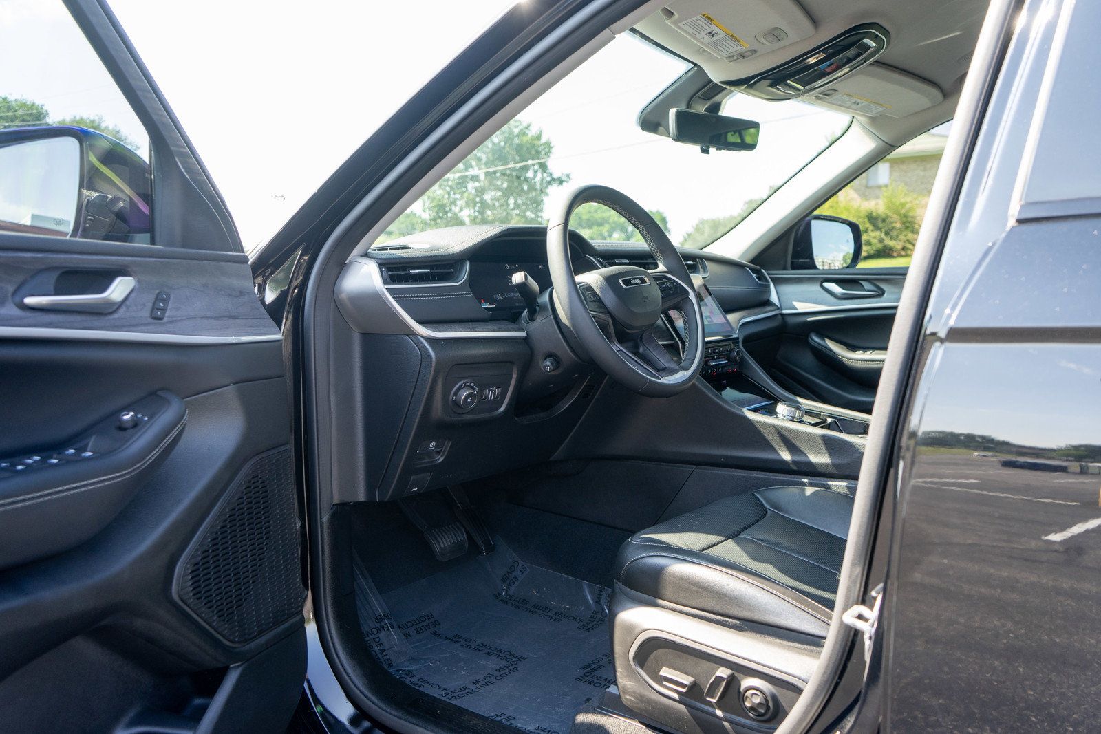Used 2023 Jeep Grand Cherokee Limited w/ Luxury Tech Group II AWD/4WD image 14