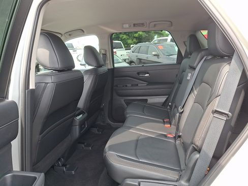 Used 2025 Nissan Pathfinder SL AWD/4WD image 11