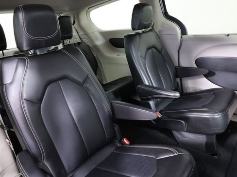 Used 2024 Chrysler Pacifica Touring-L image 32