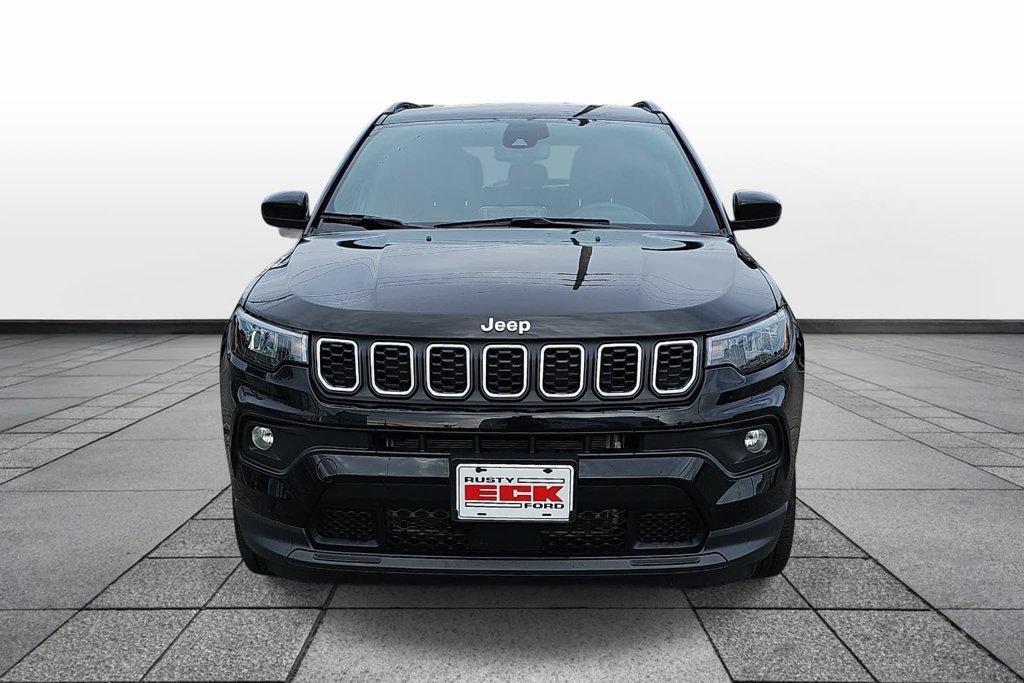 Used 2025 Jeep Compass Latitude AWD/4WD image 2