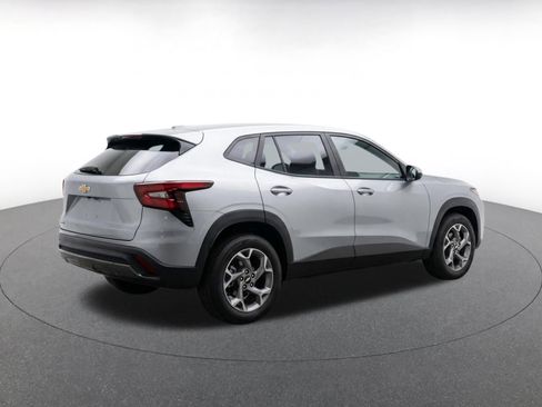 Used 2025 Chevrolet Trax LT FWD image 9