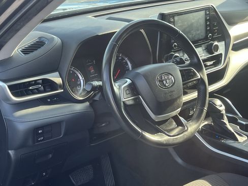 Used 2022 Toyota Highlander LE AWD/4WD image 15