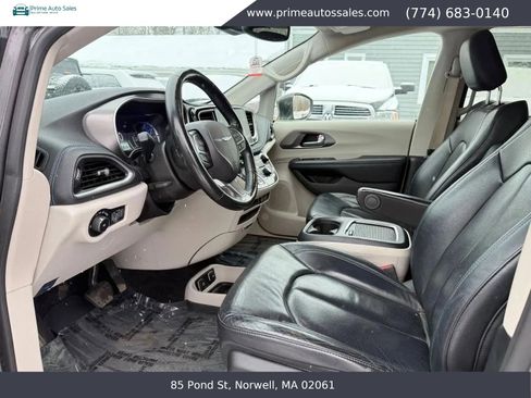Used 2021 Chrysler Pacifica Touring-L FWD image 9