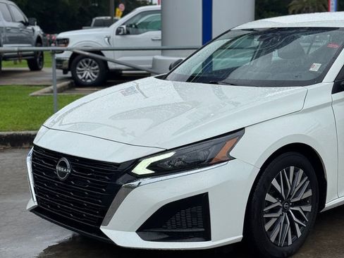 Used 2025 Nissan Altima 2.5 SV FWD image 2