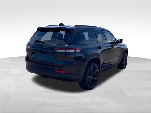 Used 2023 Jeep Grand Cherokee Altitude AWD/4WD image 3