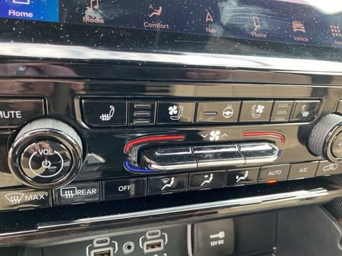Used 2025 Jeep Grand Cherokee Limited w/ Luxury Tech Group II AWD/4WD image 16