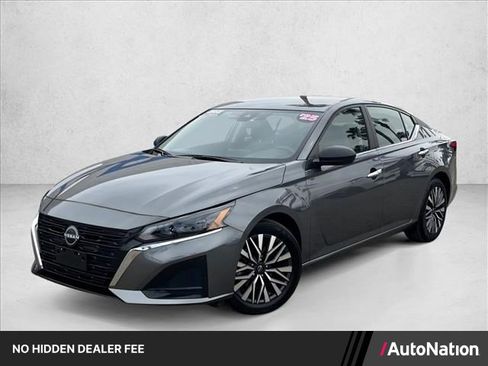 Used 2025 Nissan Altima 2.5 SV FWD image 1