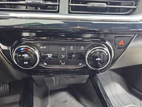 Certified 2025 Chevrolet Trax RS w/ Sunroof Package image 28