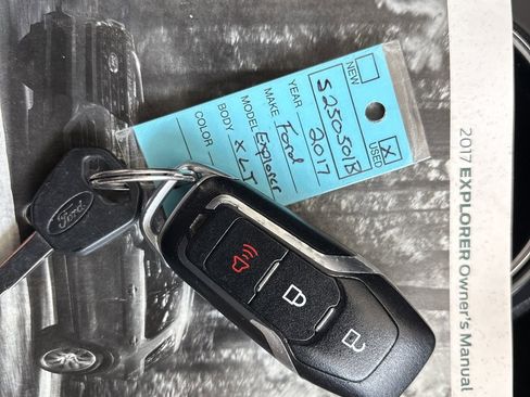 Used 2017 Ford Explorer XLT image 33