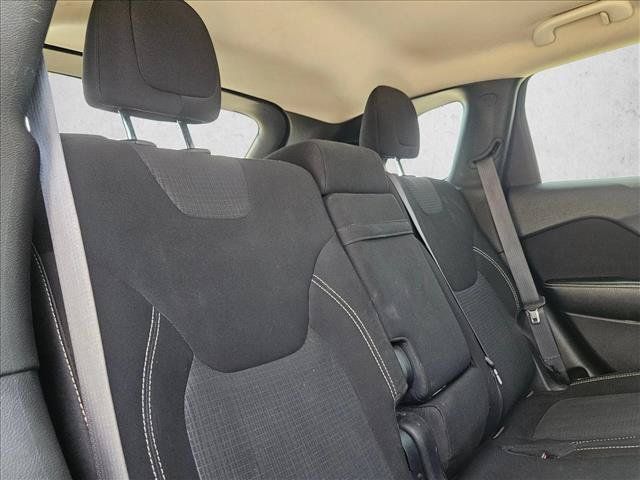 Used 2015 Jeep Cherokee Latitude w/ Comfort/Convenience Group FWD image 19