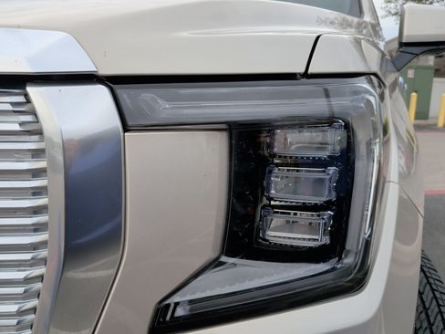 Used 2024 GMC Yukon Denali w/ Advanced Technology Package image 3