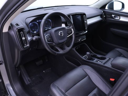 Used 2019 Volvo XC40 T5 Momentum image 9